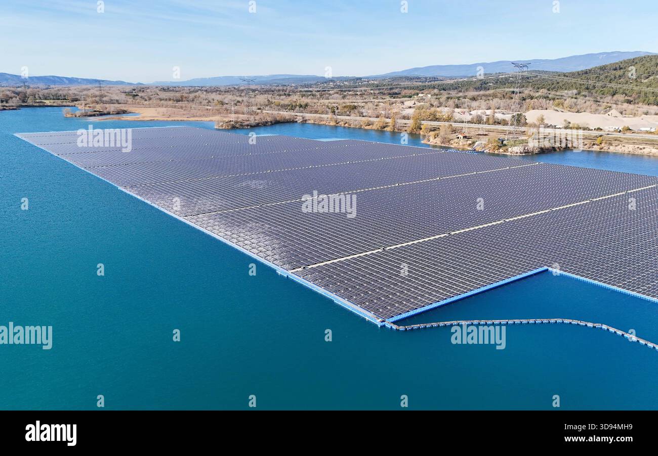 (NOTA DELL'EDITORE: Immagine scattata con un drone)Vista del parco solare galleggiante di Peyrolles-en-Provence. Si tratta del primo progetto di questo tipo in Francia, con oltre 43.000 pannelli fotovoltaici installati su un corpo idrico, generando 14,7 MWp di potenza. Foto Stock