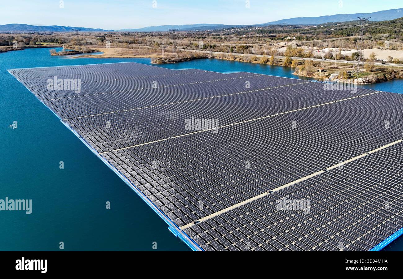 (NOTA DELL'EDITORE: Immagine scattata con un drone)Vista del parco solare galleggiante di Peyrolles-en-Provence. Si tratta del primo progetto di questo tipo in Francia, con oltre 43.000 pannelli fotovoltaici installati su un corpo idrico, generando 14,7 MWp di potenza. Foto Stock