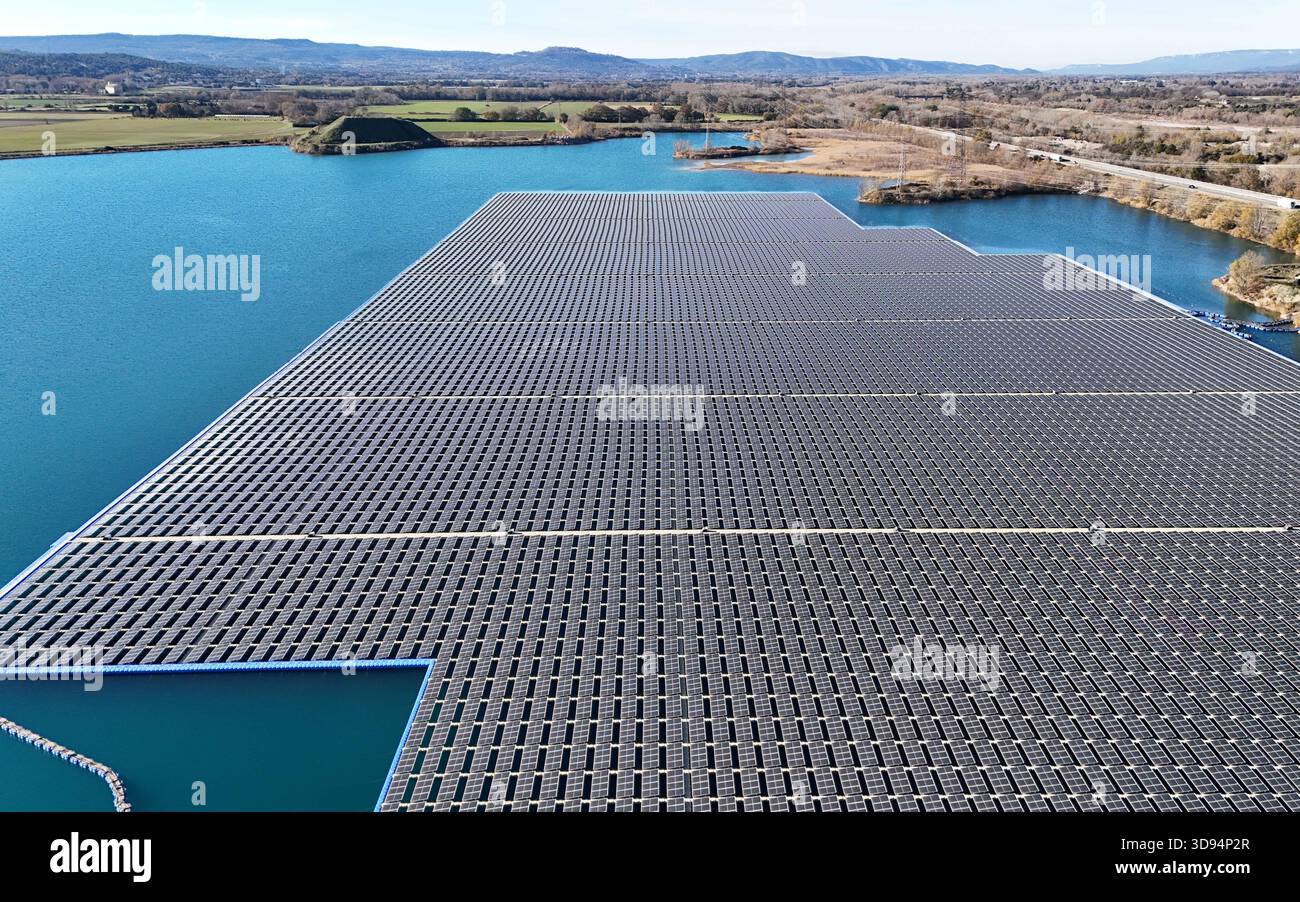 29 novembre 2025, Peyrolles-EN-Provence, Paca, Francia: (NOTA DELL'EDITORE: Immagine scattata con un drone). Veduta del parco solare galleggiante di Peyrolles-en-Provence. Si tratta del primo progetto di questo tipo in Francia, con oltre 43.000 pannelli fotovoltaici installati su un corpo idrico, generando 14,7 MWp di potenza. (Immagine di credito: © Denis Thaust/SOPA Images via ZUMA Press Wire) SOLO PER USO EDITORIALE! Non per USO commerciale! Foto Stock