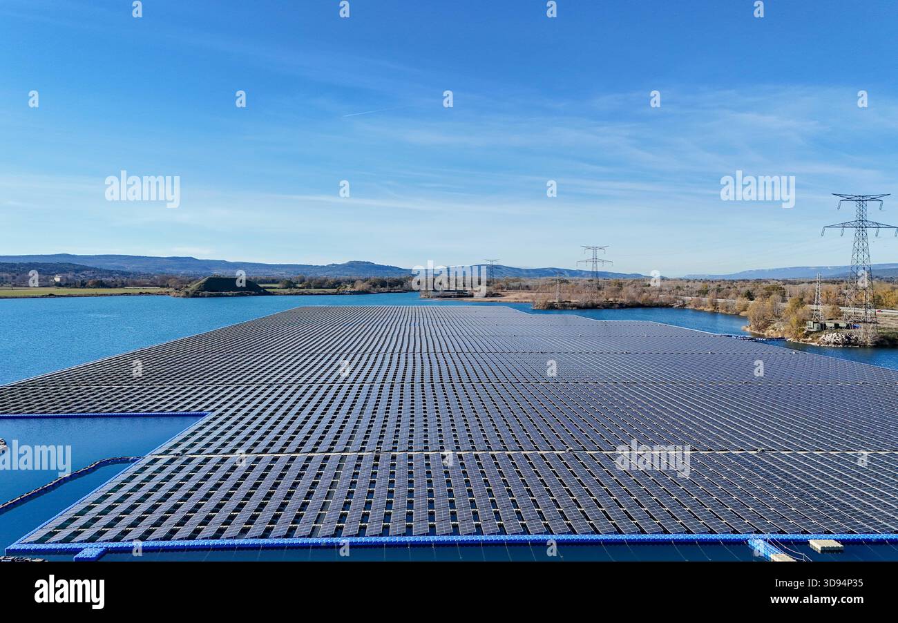 29 novembre 2025, Peyrolles-EN-Provence, Paca, Francia: (NOTA DELL'EDITORE: Immagine scattata con un drone). Veduta del parco solare galleggiante di Peyrolles-en-Provence. Si tratta del primo progetto di questo tipo in Francia, con oltre 43.000 pannelli fotovoltaici installati su un corpo idrico, generando 14,7 MWp di potenza. (Immagine di credito: © Denis Thaust/SOPA Images via ZUMA Press Wire) SOLO PER USO EDITORIALE! Non per USO commerciale! Foto Stock
