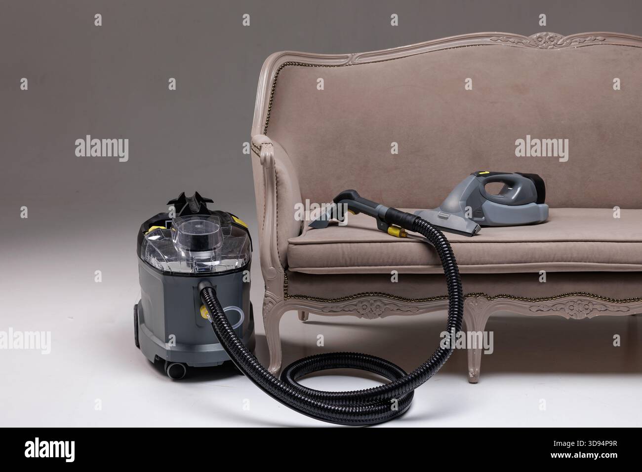 Aspiratore predisposto per la pulizia a secco di divani imbottiti e mobili per la casa Foto Stock
