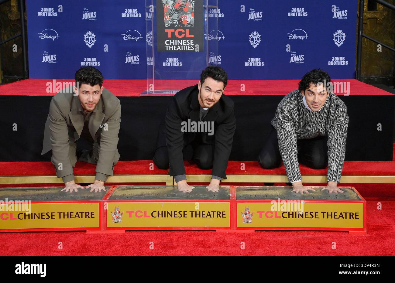 Los Angeles, Stati Uniti. 3 dicembre 2025. (L-R) Nick Jonas, Kevin Jonas e Joe Jonas dei Jonas Brothers partecipano a una cerimonia di "mano e impronta" che li immortala nel piazzale del TCL Chinese Theatre (ex Grauman's) nella sezione di Hollywood di Los Angeles mercoledì 3 dicembre 2025. Foto di Jim Ruymen/UPI credito: UPI/Alamy Live News Foto Stock