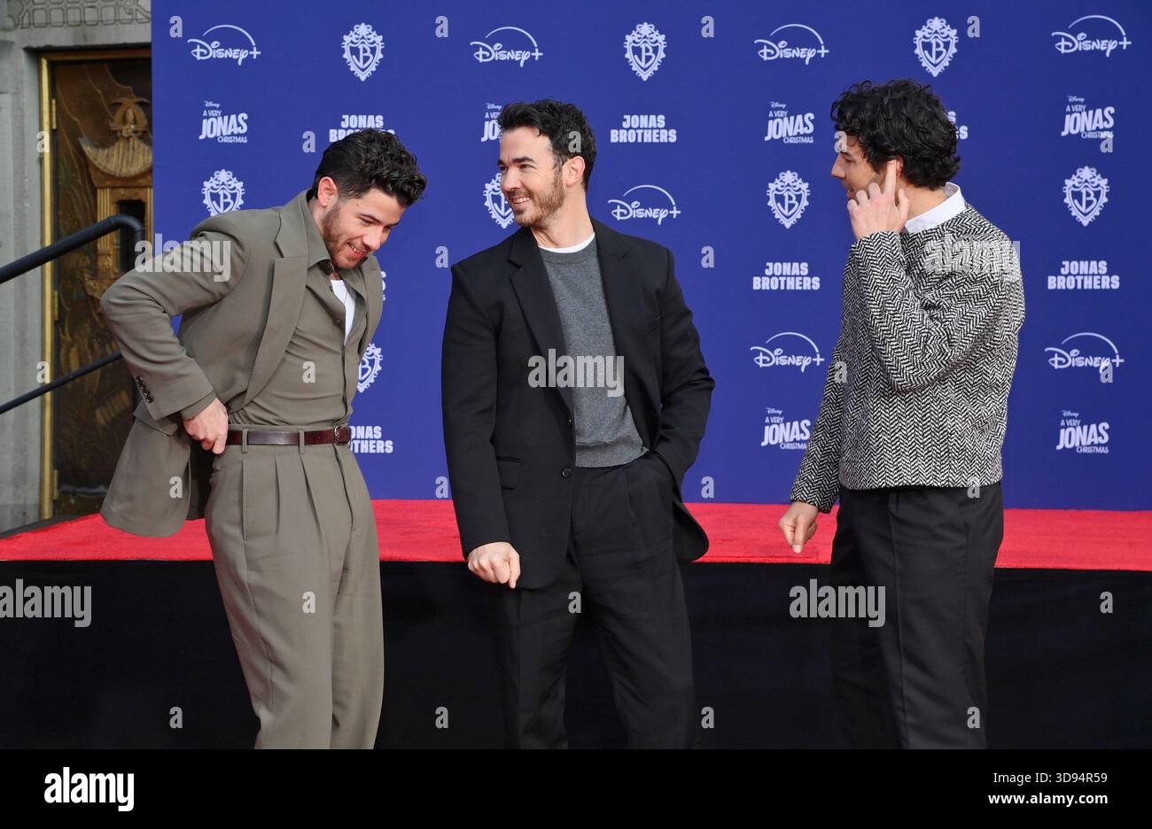 Los Angeles, Stati Uniti. 3 dicembre 2025. (L-R) Nick Jonas, Kevin Jonas e Joe Jonas dei Jonas Brothers partecipano a una cerimonia di "mano e impronta" che li immortala nel piazzale del TCL Chinese Theatre (ex Grauman's) nella sezione di Hollywood di Los Angeles mercoledì 3 dicembre 2025. Foto di Jim Ruymen/UPI credito: UPI/Alamy Live News Foto Stock