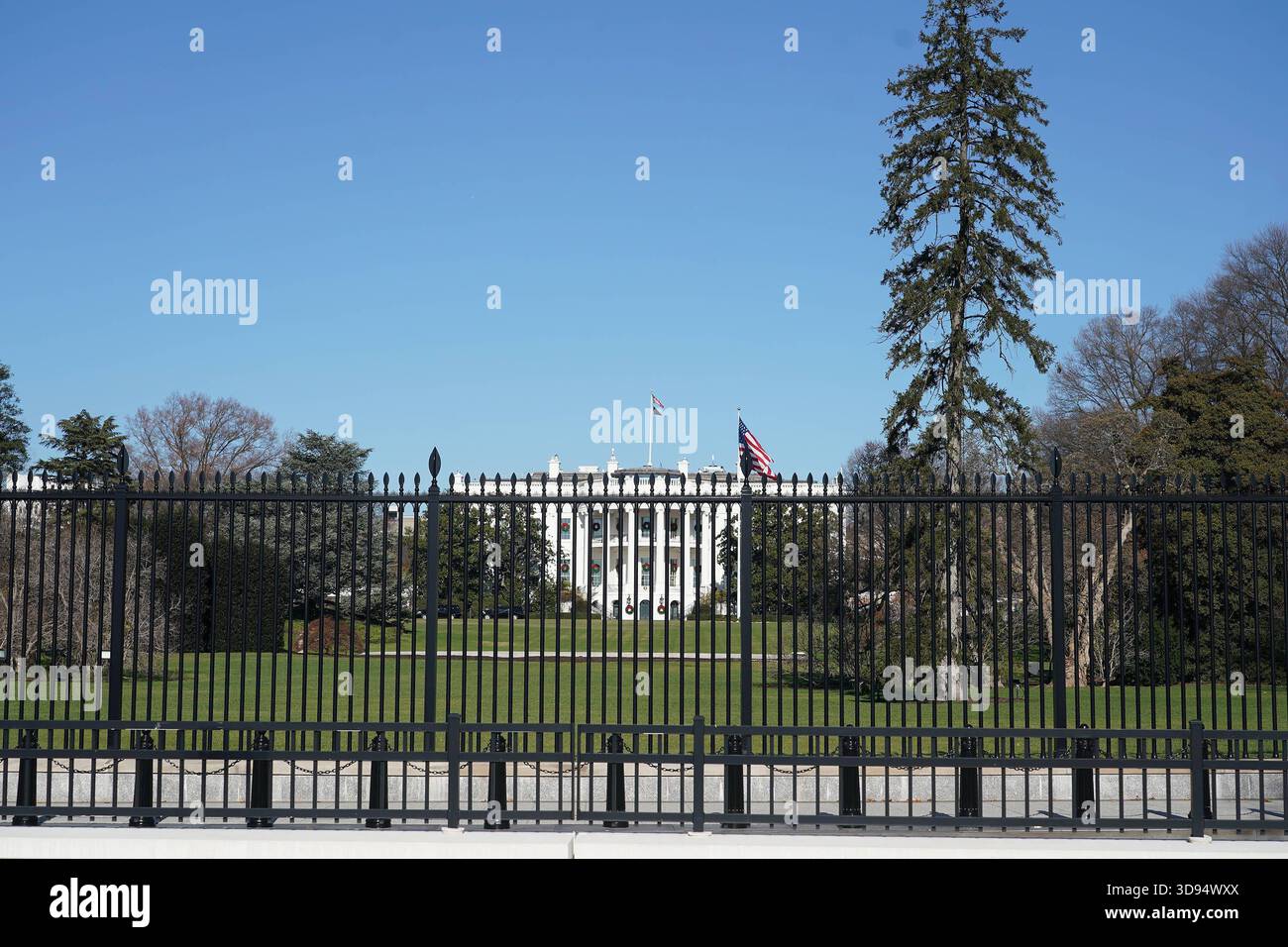 Weißes Haus nur hinter dem Zaun und mit Abstandsperimeter zu sehen - Washington 03.12.2025: Visite turistiche *** la Casa Bianca può essere vista solo dietro la recinzione e con un perimetro a distanza Washington 03 12 2025 Sightseeing Foto Stock