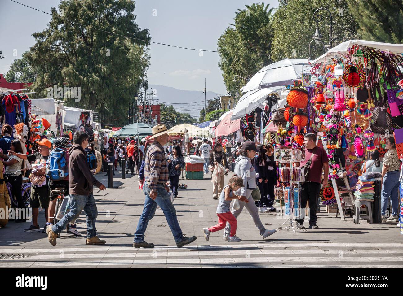 Città del Messico, Messico, Xochimilco, mercado Market, affollata di persone, uomini, donne e adulti che camminano, bambina che tiene per mano un adulto, famiglia pedoni, strada all'aperto Foto Stock