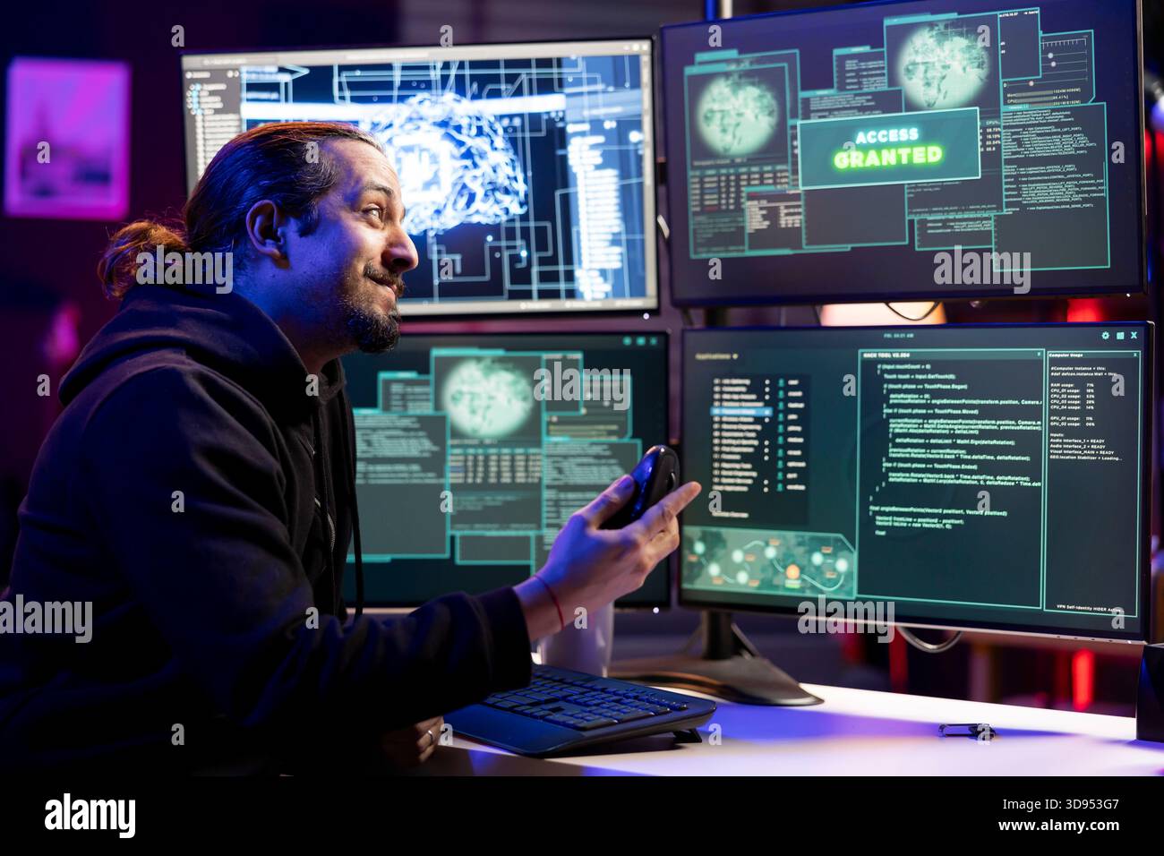 Un hacker sorridente è contento dopo aver lanciato attacchi di phishing che indurono gli utenti a rivelare i dati delle carte di credito. Uomo allegro entusiasta dopo gli attacchi DDoS che inondano i server e si bloccano i siti web Foto Stock