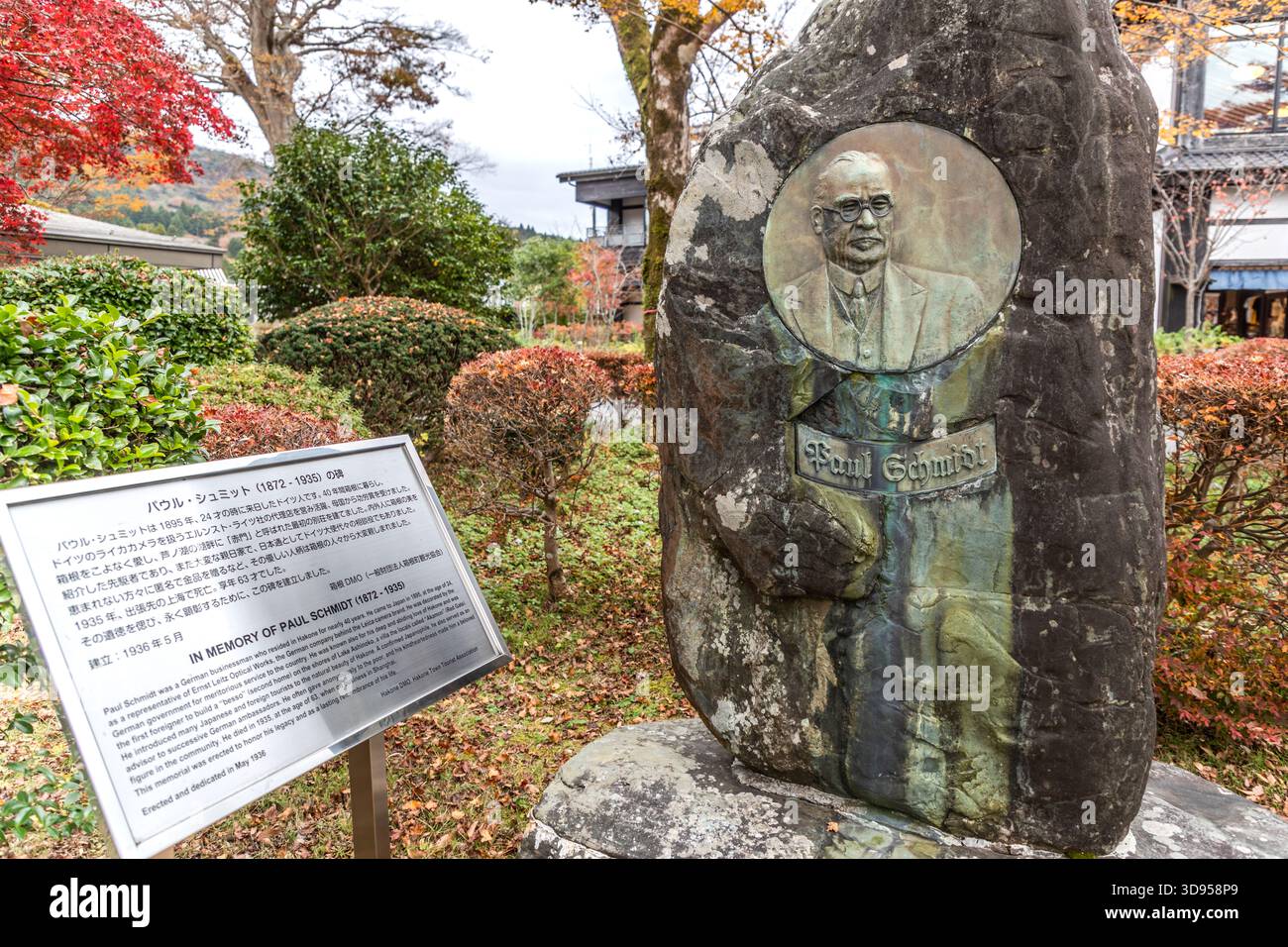 Pietra commemorativa per Paul Schmidt (1872-1935) con una targa bilingue a Hakone, prefettura di Kanagawa, Giappone. L'iscrizione inglese recita «in memoria di Paul Schmid 1872-1935». Schmidt era un imprenditore tedesco-giapponese che diede un contributo significativo allo sviluppo del turismo nella regione di Hakone durante le ere Meiji e Taisho Foto Stock
