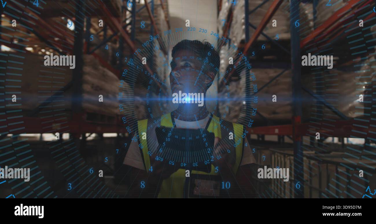 Donna in piedi che indossa un gilet di sicurezza giallo e un cordone di identificazione che esegue il rilevamento degli scaffali del magazzino, rivestimento in HUD Foto Stock