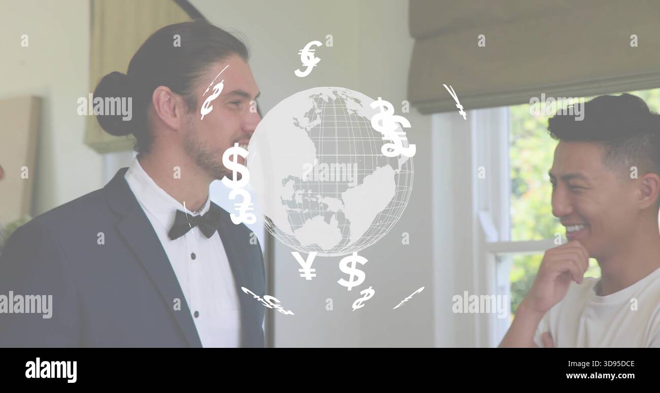 Uomini parlanti in smoking e maglietta bianca che discutono della finanza a casa, con sovrapposizione del globo valutario Foto Stock