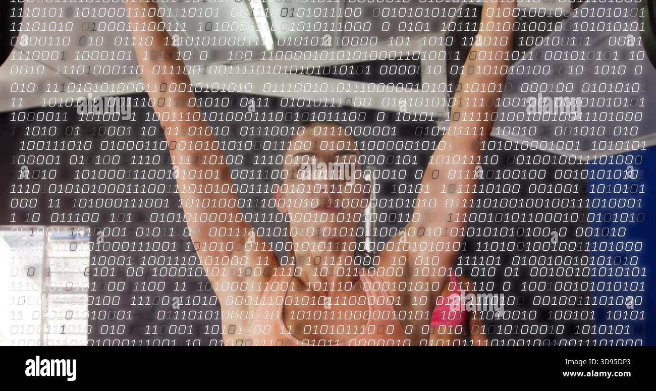 Donna centrale che indossa la parte superiore rosa alzando le braccia in palestra, con sovrapposizione binaria Foto Stock