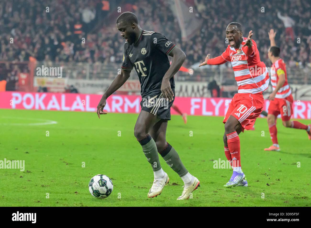 Berlino, Germania. 3 dicembre 2025. f.l.: Dayot Upamecano (FC Bayern Muenchen, 02), Ilyas Ansah (1.FC Union), nella DFB Cup Round of 16, 1. FC Union Berlin vs. FC Bayern Monaco, Bundesliga, DFB, stagione 2025/2026, allo stadio alte Foersterei, LE NORMATIVE DFB/DFL VIETANO QUALSIASI USO DI FOTOGRAFIE COME SEQUENZE DI IMMAGINI E/O QUASI-VIDEO, 25.12.03. Credito: HMB Media/Alamy Live News Foto Stock