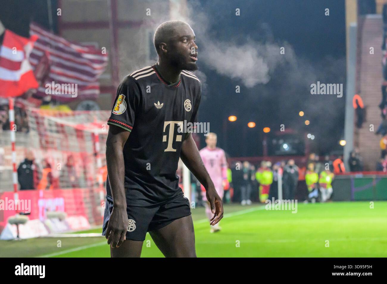 Berlino, Germania. 3 dicembre 2025. f.l.: Dayot Upamecano (FC Bayern Muenchen, 02), nella DFB Cup turno 16, 1. FC Union Berlin vs. FC Bayern Monaco, Bundesliga, DFB, stagione 2025/2026, allo stadio alte Foersterei, LE NORMATIVE DFB/DFL VIETANO QUALSIASI USO DI FOTOGRAFIE COME SEQUENZE DI IMMAGINI E/O QUASI-VIDEO, 25.12.03. Credito: HMB Media/Alamy Live News Foto Stock