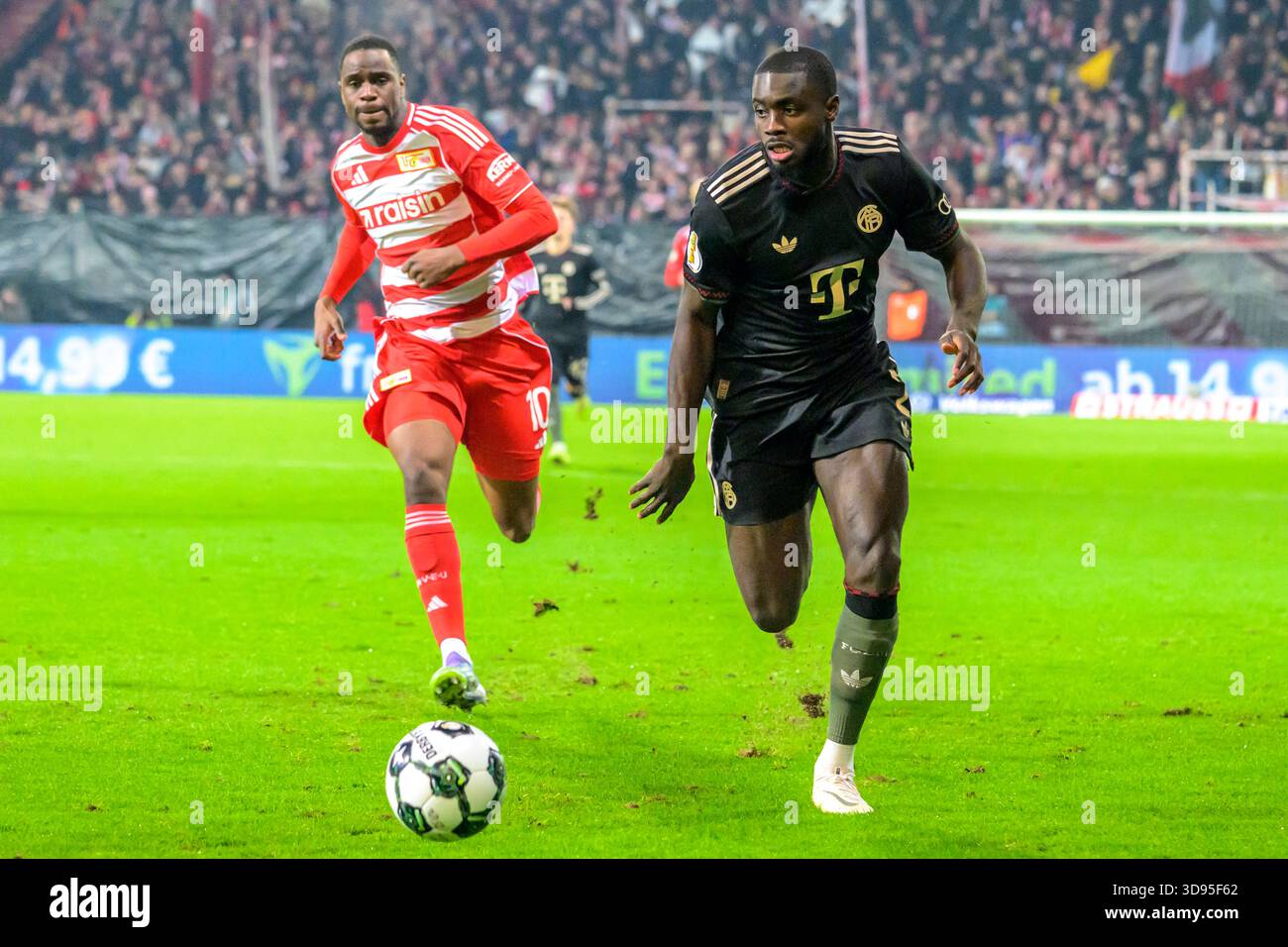 Berlino, Germania. 3 dicembre 2025. f.l.: Ilyas Ansah (1.FC Union), Dayot Upamecano (FC Bayern Muenchen, 02), azione, duelli, lotta per la palla, nella DFB Cup Round of 16, 1. FC Union Berlin vs. FC Bayern Monaco, Bundesliga, DFB, stagione 2025/2026, allo stadio alte Foersterei, LE NORMATIVE DFB/DFL VIETANO QUALSIASI USO DI FOTOGRAFIE COME SEQUENZE DI IMMAGINI E/O QUASI-VIDEO, 25.12.03. Credito: HMB Media/Alamy Live News Foto Stock