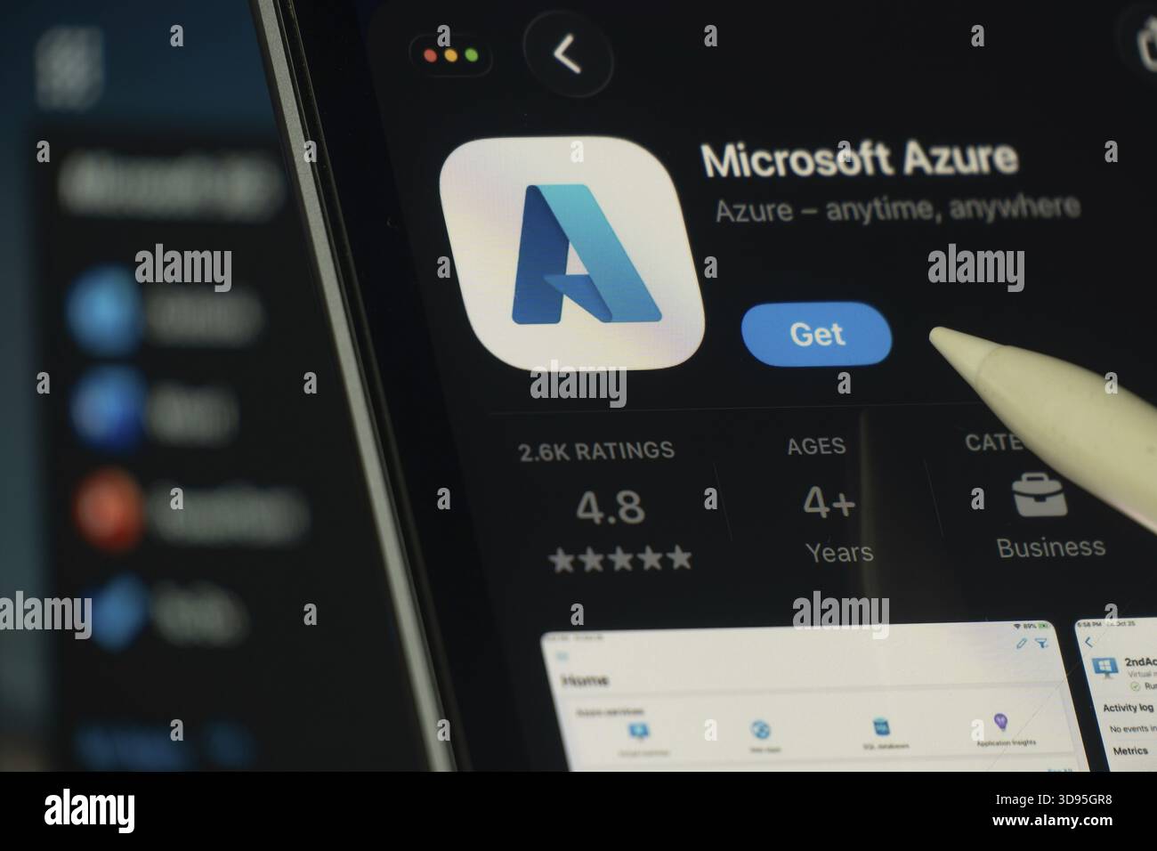 Dacca, Bangladesh - 24 ottobre 2025: Uno schermo per iPad che visualizza l'app Microsoft Azure nell'App Store Foto Stock