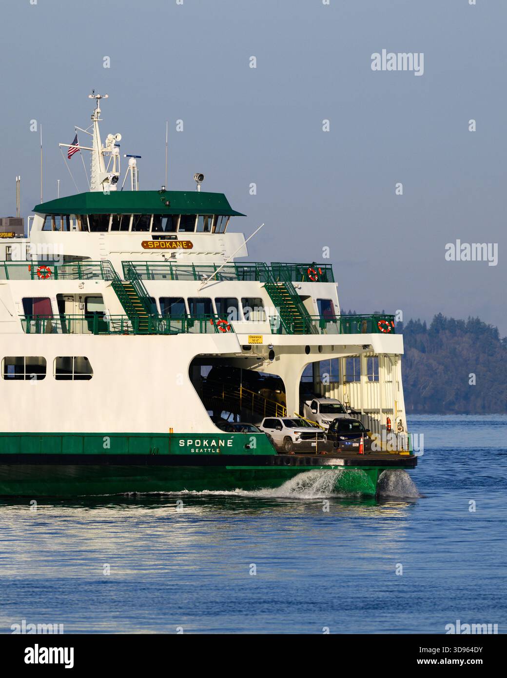 Edmonds, Washington, USA - 30 novembre 2025; primo piano del traghetto dello stato di Washington MV Spokane che spinge l'onda in acque calme Foto Stock
