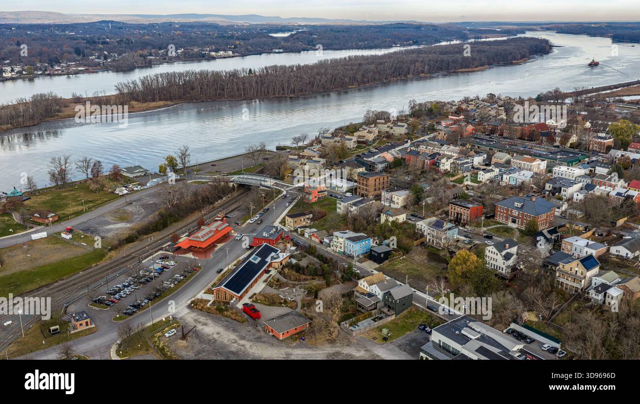 Hudson, New York, USA - 20 novembre 2025: Vista aerea di Hudson, New York lungo il fiume Hudson. Foto Stock