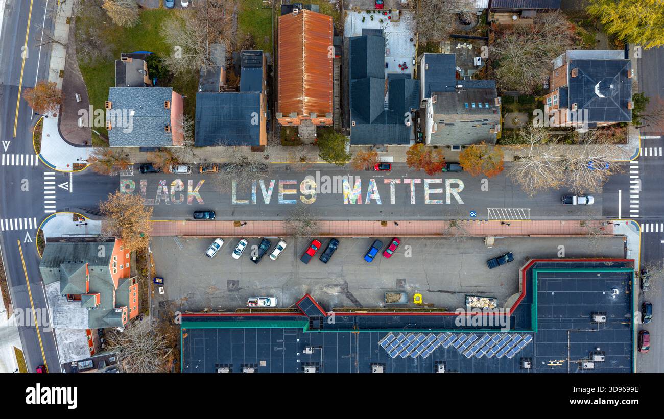 Hudson, NY, USA - 20 novembre 2025: Veduta aerea di Black Lives Matter dipinta su Warren Street a Hudson, New York. Foto Stock