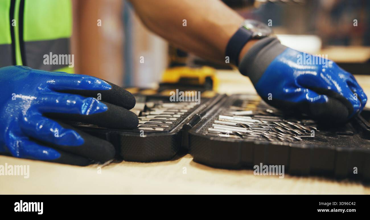 Punta da trapano, scelta e cassetta degli attrezzi con le mani in magazzino per la logistica, il tecnico dell'imballaggio o l'e-commerce. Ingegnere, attrezzatura e assemblaggio di casse con Foto Stock