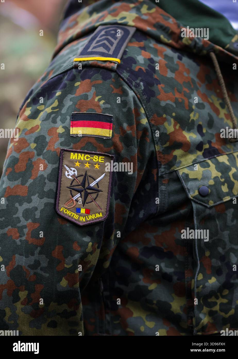 Bucarest, Romania - 1 dicembre 2025: Patch sull'uniforme di un soldato tedesco che si prepara a partecipare alla parata militare della giornata nazionale rumena. Foto Stock