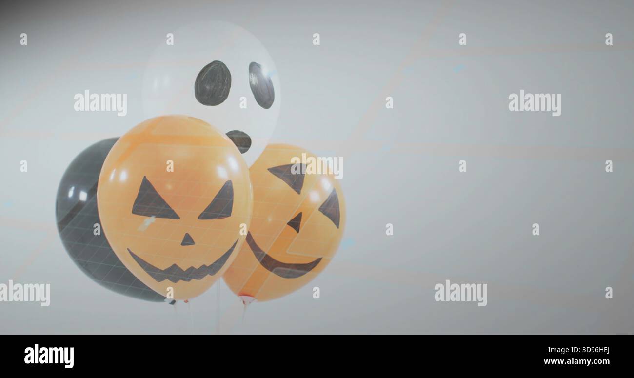 Gruppo galleggiante di quattro palloncini di Halloween che mostrano facce di Jack-o'-lanterna e fantasmi in studio Foto Stock