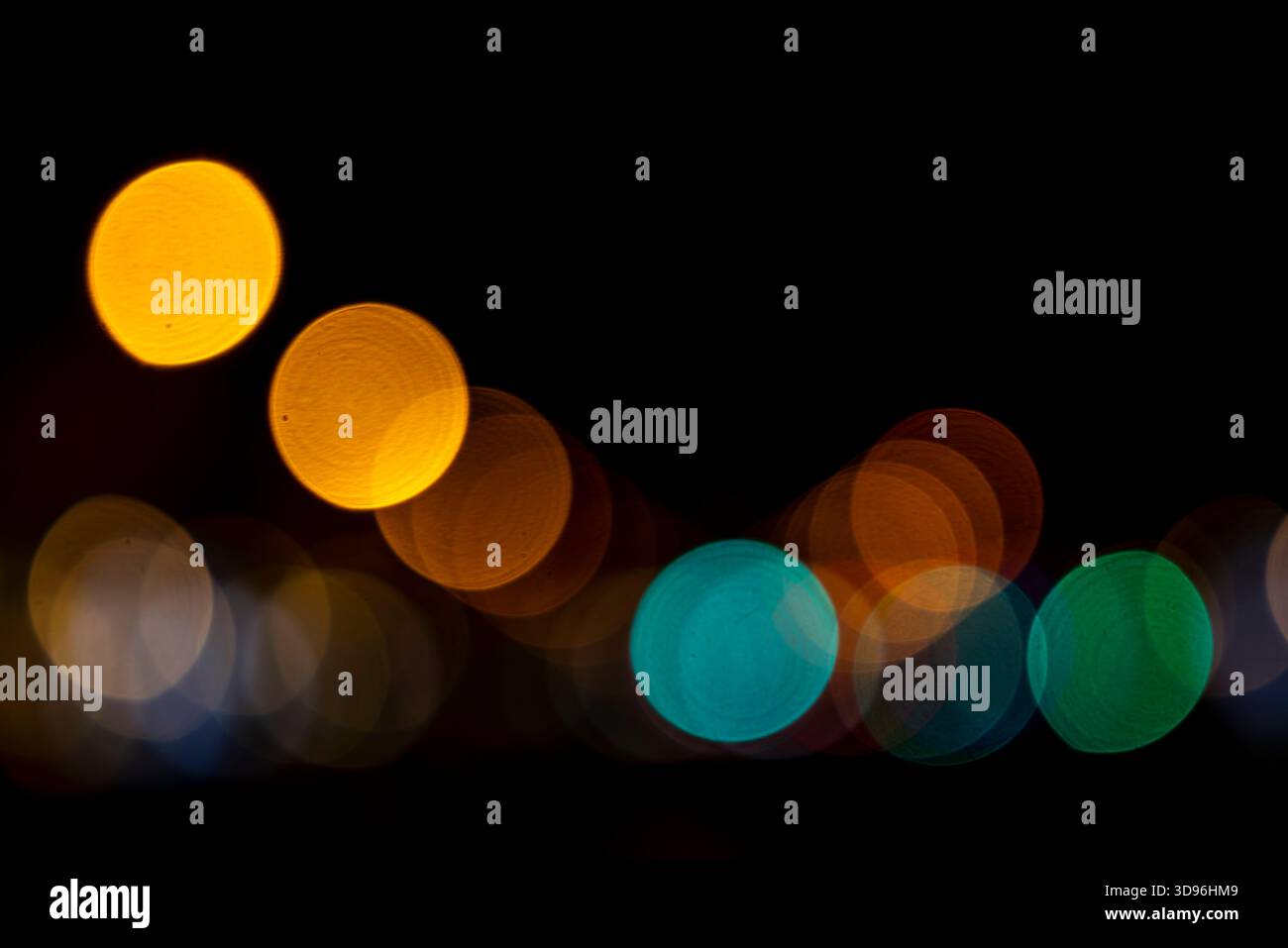 Parigi, Francia - 16 novembre 2025: Luci natalizie sfocate sugli Champs-Élysées di Parigi Foto Stock