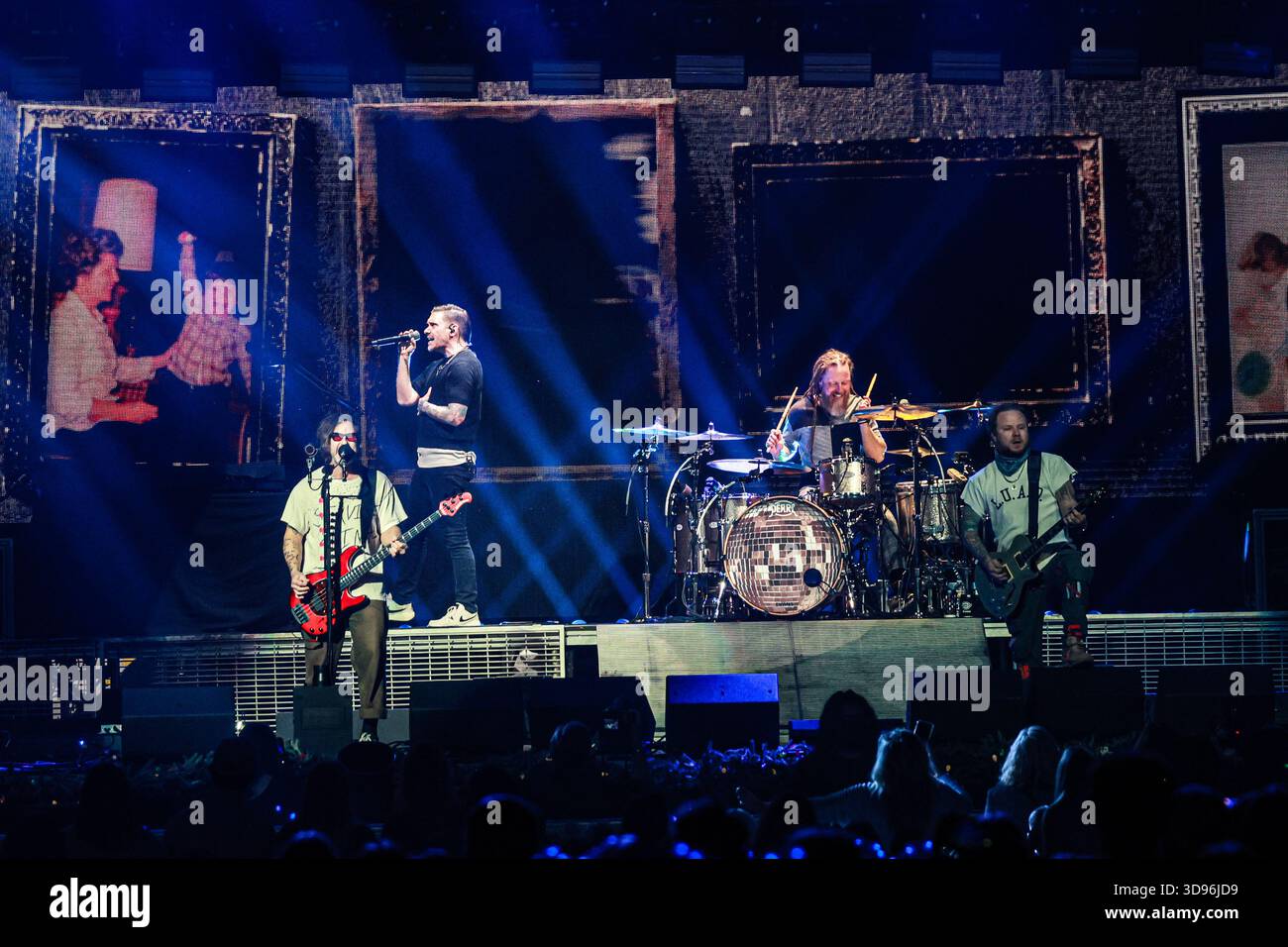 Brent Smith, Eric Bass, Zach Myers e Barry Kerch degli Shinedown si esibiscono durante i HeartRadio 106,1 KISS FM Jingle Ball 2025 alla Dickies Arena il 2 dicembre 2025 a Fort Worth, Texas. Foto: Ozzie Bloom/imageSPACE /MediaPunch Foto Stock