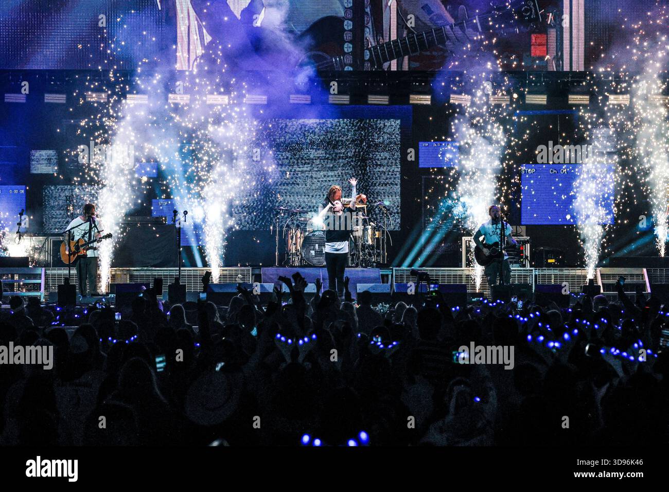 Brent Smith, Eric Bass, Zach Myers e Barry Kerch degli Shinedown si esibiscono durante il Jingle Ball 2025 di i HeartRadio 106,1 KISS FM alla Dickies Arena il 2 dicembre 2025 a Fort Worth, Texas. Foto: Ozzie Bloom/imageSPACE /MediaPunch Foto Stock