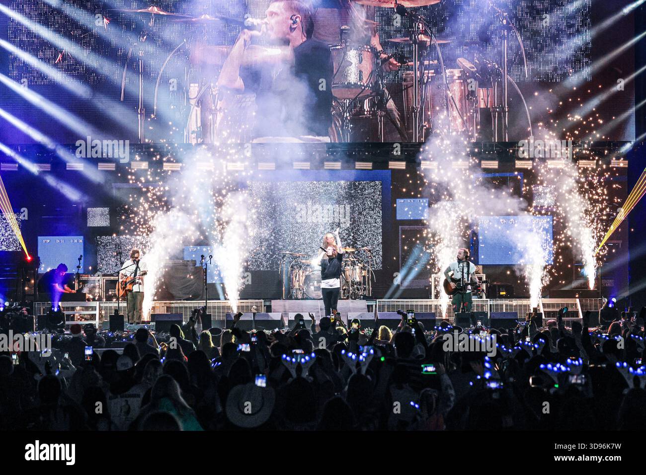 Brent Smith, Eric Bass, Zach Myers e Barry Kerch degli Shinedown si esibiscono durante il Jingle Ball 2025 di i HeartRadio 106,1 KISS FM alla Dickies Arena il 2 dicembre 2025 a Fort Worth, Texas. Foto: Ozzie Bloom/imageSPACE /MediaPunch Foto Stock