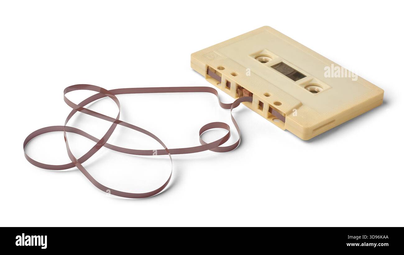cassetta audio beige vintage con nastro magnetico srotolato che fuoriesce, anse a nastro marroni, sfondo bianco isolato, tecnologia musicale retrò Foto Stock