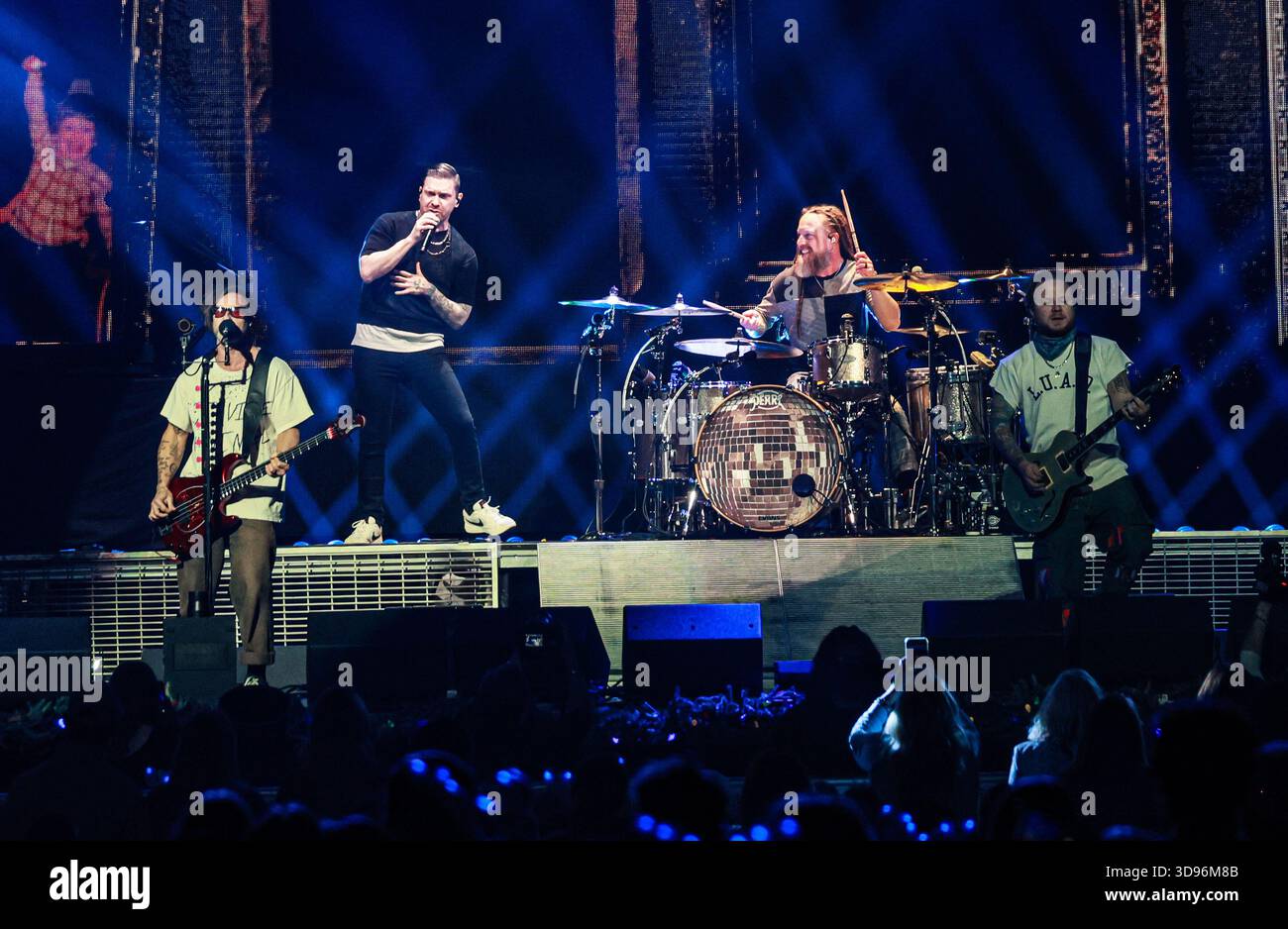 Brent Smith, Eric Bass, Zach Myers e Barry Kerch degli Shinedown si esibiscono durante i HeartRadio 106,1 KISS FM Jingle Ball 2025 alla Dickies Arena il 2 dicembre 2025 a Fort Worth, Texas. Foto: Ozzie Bloom/imageSPACE /MediaPunch Foto Stock