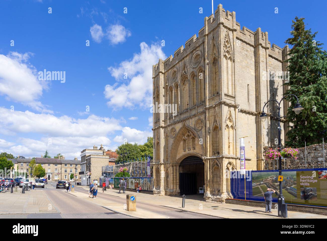 Bury St Edmunds Abbey Gate su Angel Hill che conduce all'Abbey Gardens Bury St Edmunds Suffolk Inghilterra Regno Unito Europa Foto Stock