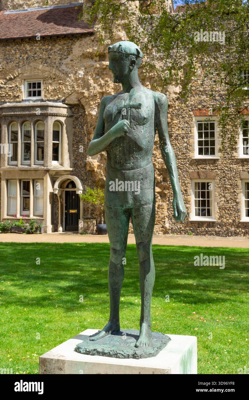 Bury St Edmunds Statua di St Edmund di Dame Elisabeth Frink nel Great Churchyard della cattedrale Bury St Edmunds Suffolk Inghilterra Regno Unito Europa Foto Stock