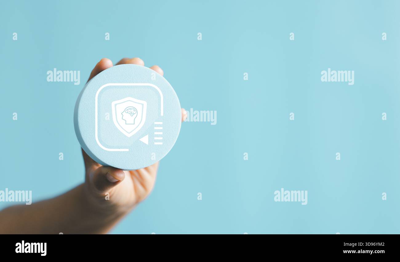 Mano che tiene la testa, cervello umano, cura di sé e concetto di salute mentale, idea di innovazione creativa, autismo, ictus, epilessia e consapevolezza di alzheimer, deposito Foto Stock