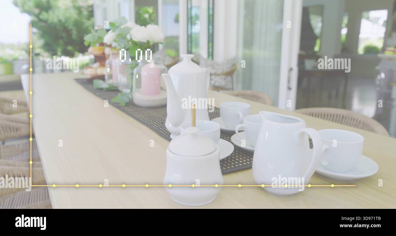 Set da tè in ceramica bianca appoggiato sul tavolo del portico, con Runner e sovrapposizione grafica gialla Foto Stock