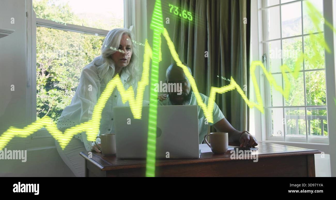 Donna pendente in camicetta bianca, uomo che utilizza il laptop accanto alle finestre del giardino a casa, grafico verde neon Foto Stock