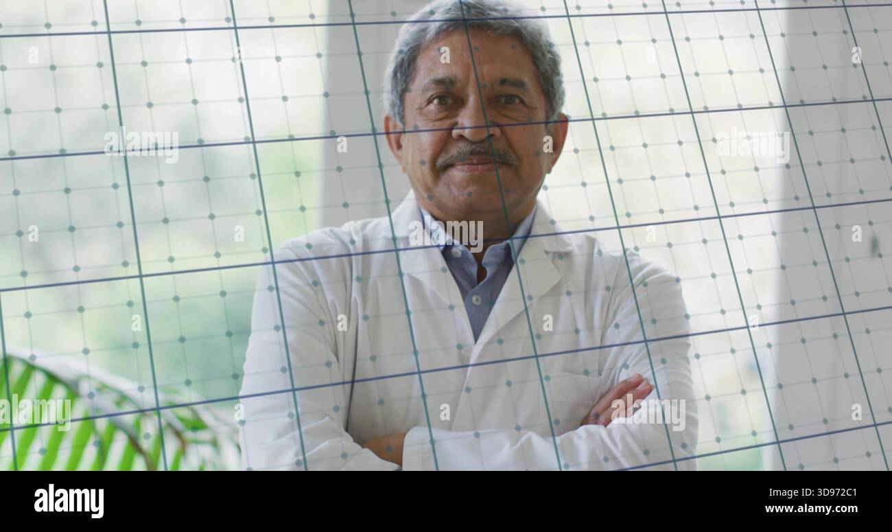 Uomo anziano in piedi che indossa un camice da laboratorio bianco, braccia incrociate, davanti alla telecamera della clinica, griglia in vetro Foto Stock