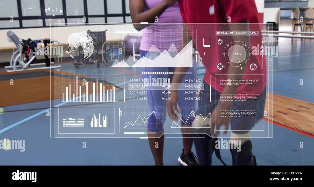 In piedi per due persone che si allenano sul campo da palestra, sulla parte superiore rossa, leggings in lavanda, rivestimento in HUD, protesi della gamba Foto Stock