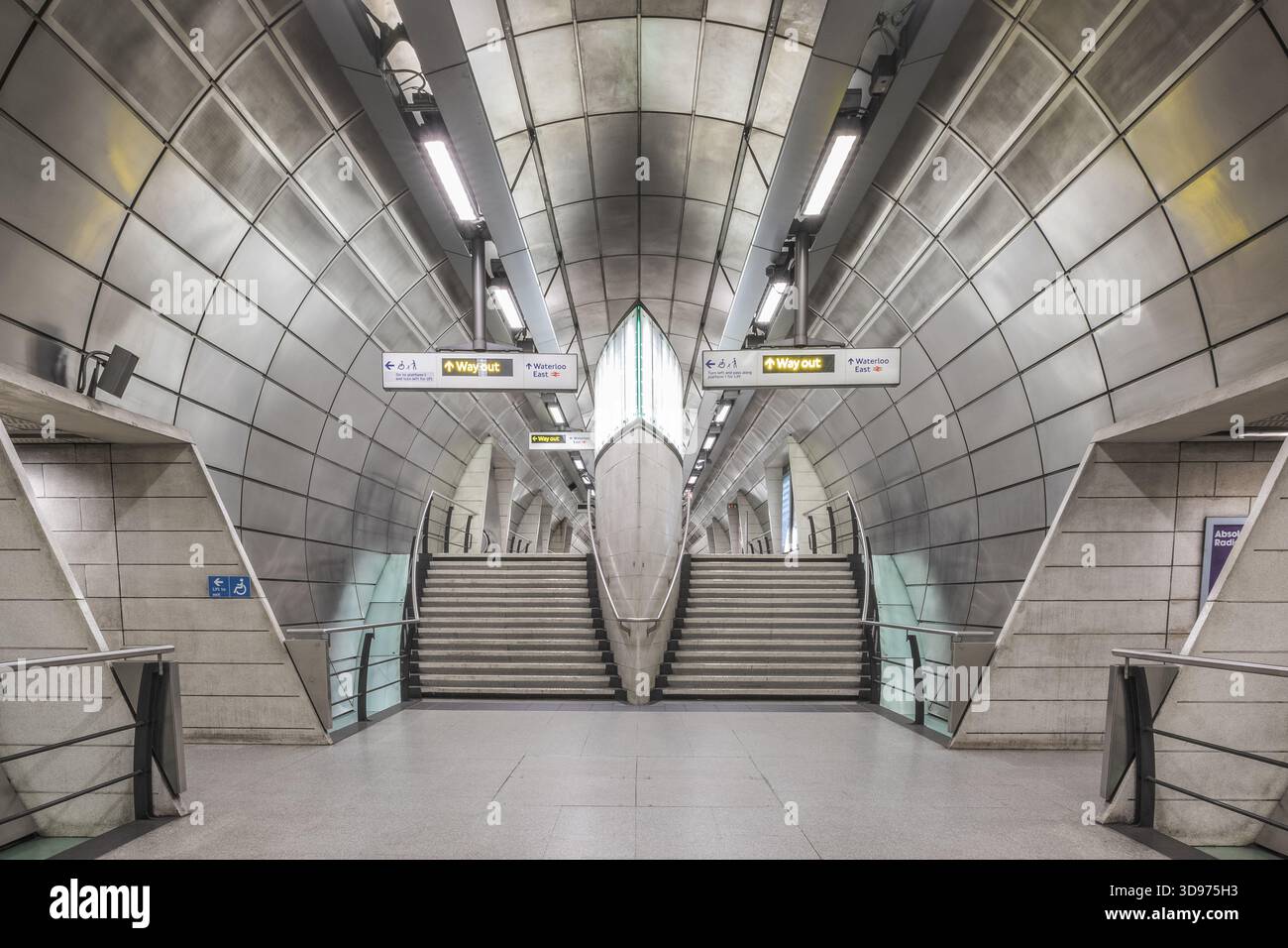 Londra, Regno Unito - 13 settembre 2025 - atrio intermedio alla stazione della metropolitana di Southwark Foto Stock