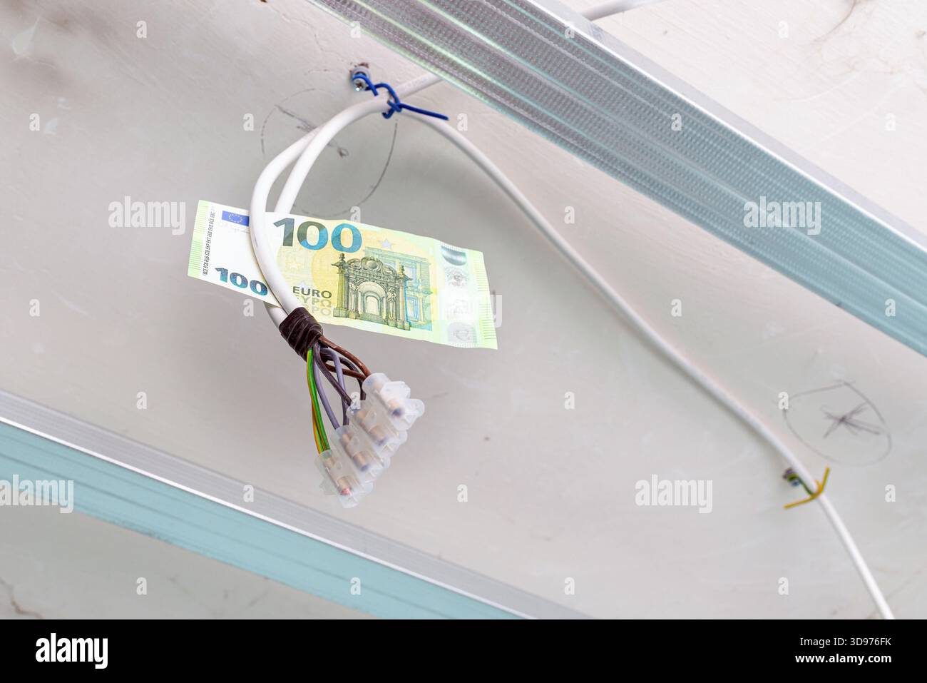 Impianto elettrico per la ristrutturazione dell'illuminazione, carta da 100 euro appesa ai fili di un vecchio appartamento, ristrutturazione dell'illuminazione di un appartamento residenziale con Foto Stock