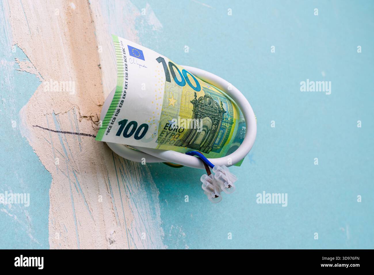 Impianto elettrico per la ristrutturazione dell'illuminazione, carta da 100 euro appesa ai fili di un vecchio appartamento, ristrutturazione dell'illuminazione di un appartamento residenziale con Foto Stock