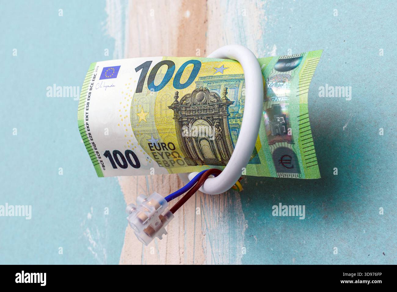 Impianto elettrico per la ristrutturazione dell'illuminazione, carta da 100 euro appesa ai fili di un vecchio appartamento, ristrutturazione dell'illuminazione di un appartamento residenziale con Foto Stock