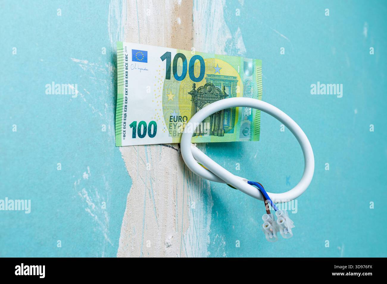 Impianto elettrico per la ristrutturazione dell'illuminazione, carta da 100 euro appesa ai fili di un vecchio appartamento, ristrutturazione dell'illuminazione di un appartamento residenziale con Foto Stock