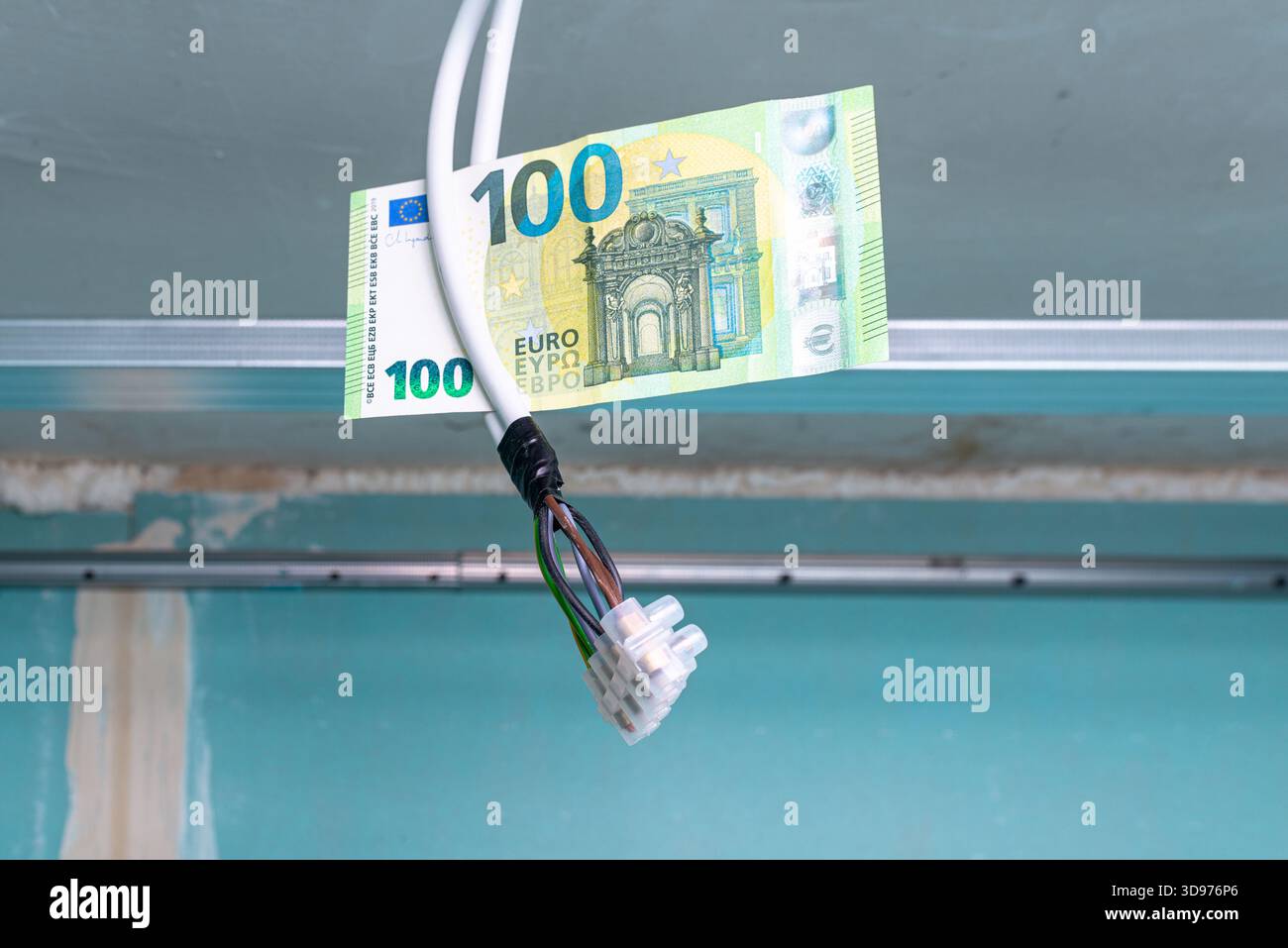 Impianto elettrico per la ristrutturazione dell'illuminazione, carta da 100 euro appesa ai fili di un vecchio appartamento, ristrutturazione dell'illuminazione di un appartamento residenziale con Foto Stock