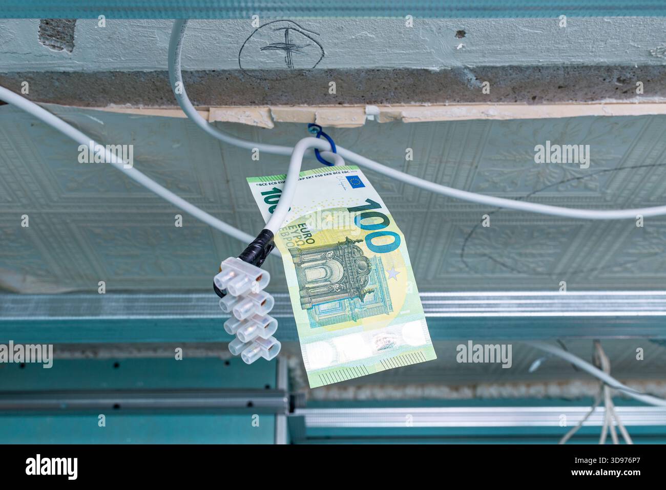 Impianto elettrico per la ristrutturazione dell'illuminazione, carta da 100 euro appesa ai fili di un vecchio appartamento, ristrutturazione dell'illuminazione di un appartamento residenziale con Foto Stock