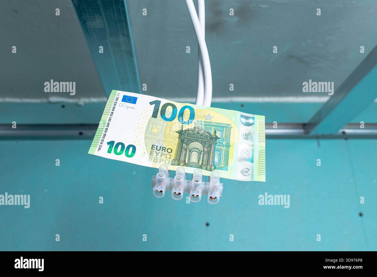 Impianto elettrico per la ristrutturazione dell'illuminazione, carta da 100 euro appesa ai fili di un vecchio appartamento, ristrutturazione dell'illuminazione di un appartamento residenziale con Foto Stock