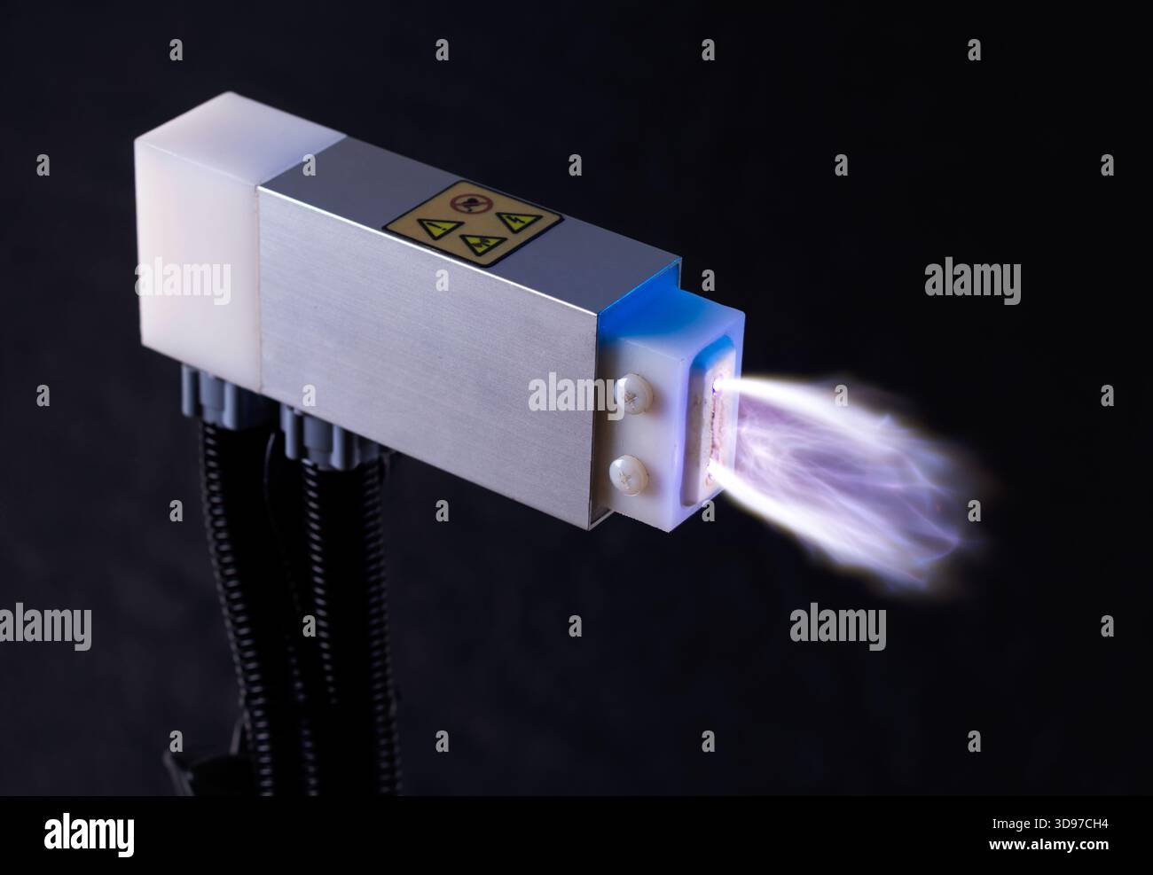 Tecnologia al plasma avanzata per il trattamento delle superfici, con un dispositivo che emette un raggio al plasma viola freddo per applicazioni industriali di precisione. Foto Stock