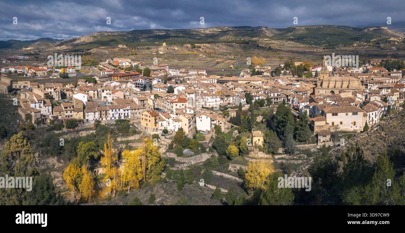 Rubielos de Mora a Teruel incanta per la sua splendida architettura, il vivace fogliame autunnale e i tranquilli paesaggi sotto un vasto cielo, Aragona, Spagna Foto Stock