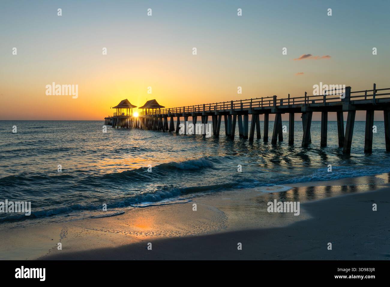 Molo di Napoli al tramonto, danneggiato dall'uragano Ian, paesaggio panoramico della Florida Foto Stock
