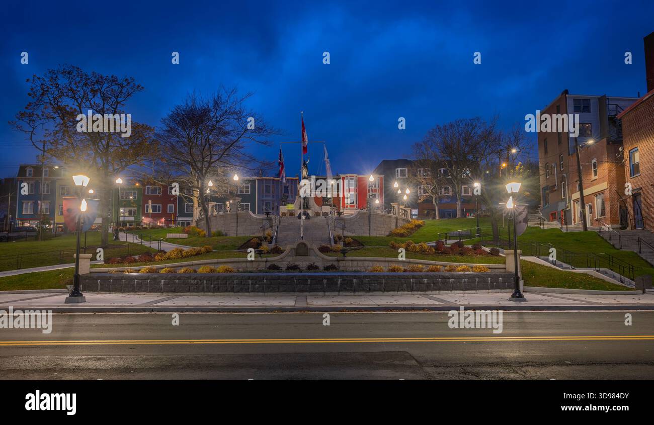 Vista all'alba del National War Memorial su Water Street a Saint John's, Terranova e Labrador, Canada Foto Stock