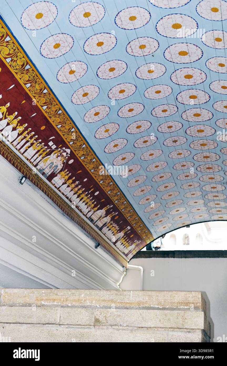 Soffitto decorativo. Tempio della reliquia sacra del dente, Sri Lanka Foto Stock